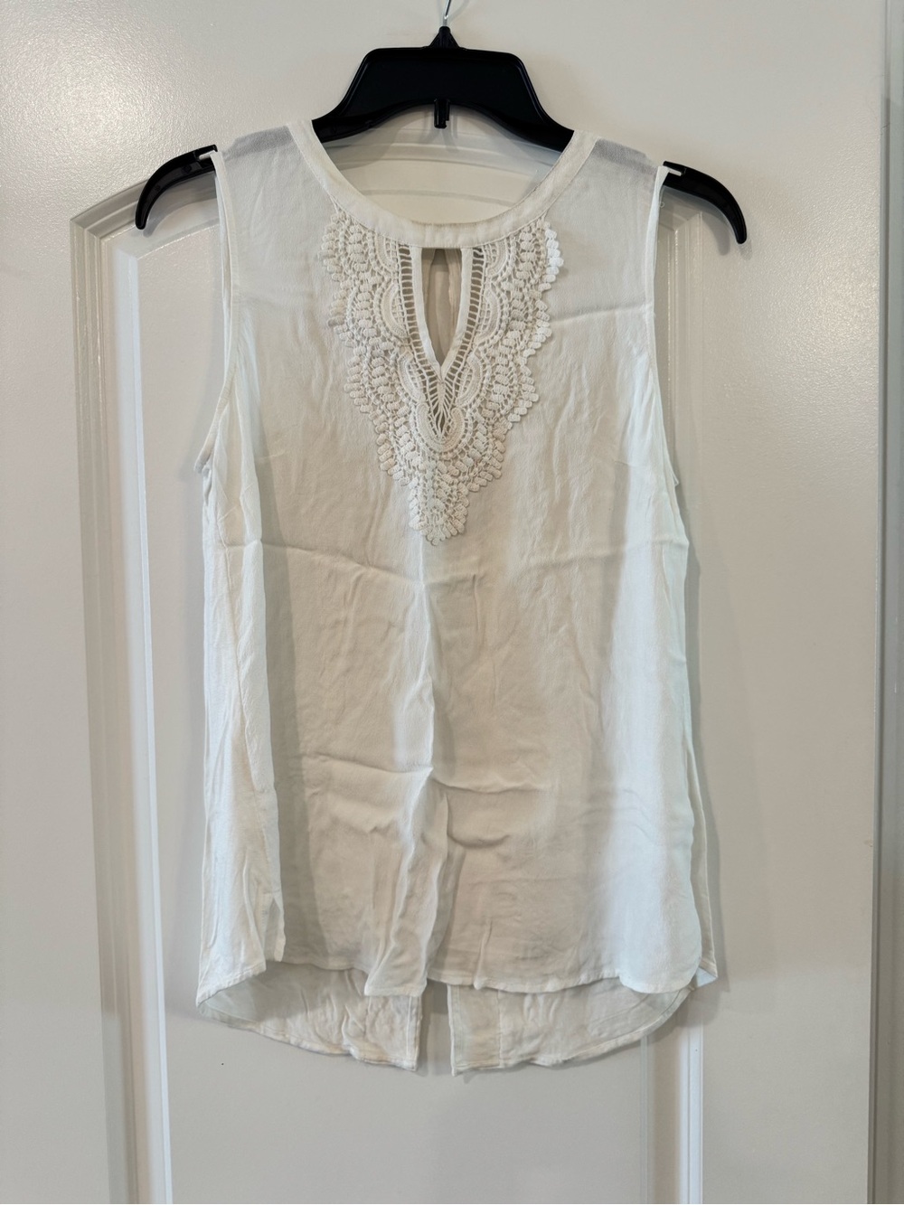 Sleeveless White Tank Top with Scalloped Lace Back